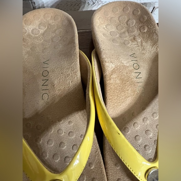 Vionic Yellow Mona W/ Button Thong Toe Post Casual Sandals.  Size 8 - Picture 5 of 7
